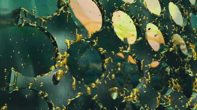 Kleine Öltröpfchen haften am Koaleszenzelement. Sobald die Haftfähigkeit überschritten ist, lösen sich große Öltropfen ab, schwimmen auf und sind somit abscheidbar. | Foto: Aco Tiefbau
