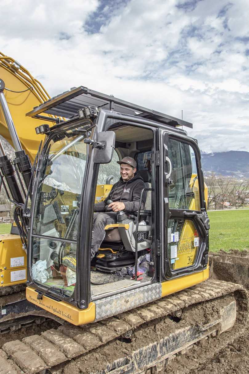 Neue Einsatzmöglichkeiten durch den SQ 60V sorgen in der Firma Reindl für Zufriedenheit: Baggerfahrer Kevin Winkler strahlt mit der Sonne um die Wette. | Foto: Lehnhoff