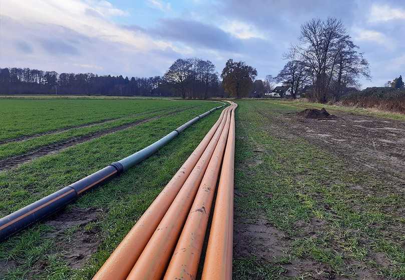 Die vorhandenen PVC-Rohre wurden durch besonders widerstandsfähige PE RC Abwasserdruckleitungen der Simona AG ersetzt. Während der Tiefbauarbeiten wurde das Abwasser durch eine Bypassleitung aus PE (links im Bild) übergeleitet. | Foto: Sanierungstechnik Dommel GmbH