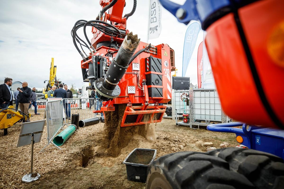 Saugbagger im Einsatz zum Aushub des Bodens bzw. bei der Rückführung der Erdmassen | Foto: Messe Karlsruhe