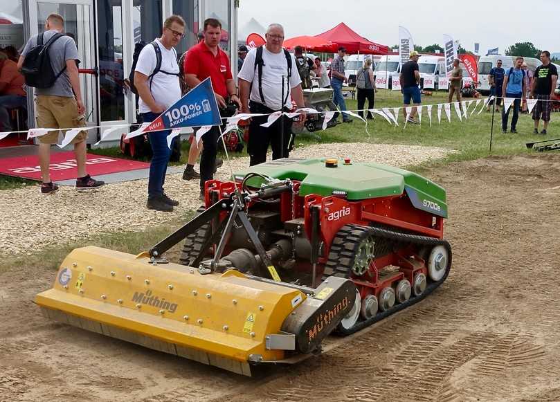 Der vollelektrische, ferngesteuerte Geräteträger agria 9700e hat eine Hubkraft von 300 kg. | Foto: bs