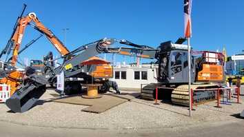 Panzer-Bagger als Messe-Highlight bei Atlas von der Wehl