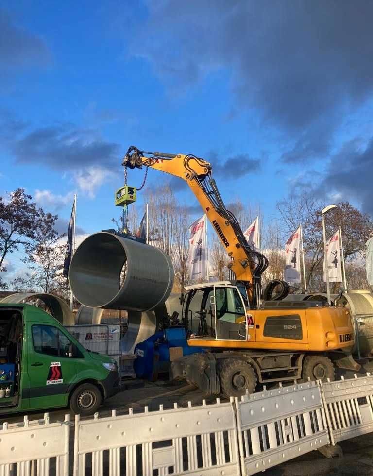 Aufgrund des relativ leichten Gewichtes reicht ein Mobilbagger aus, um die GFK-Rohre auf der Baustelle zu bewegen. | Foto: Klaus Stewering