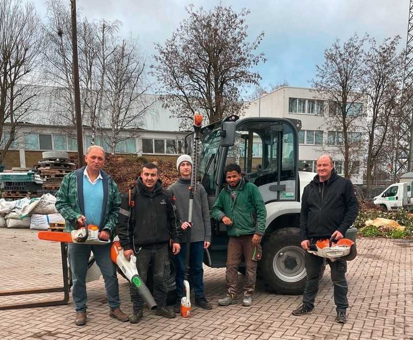 Mit E-Lader und Akku-Geräten: Geschäftsführer Norbert Heymann (von links) mit einem Teil seines Garden-Art-Teams: Mirco Dudic, Anton Heymann, Eyob (Otto) Bereket und Rene Meinhard. | Foto: Heymann