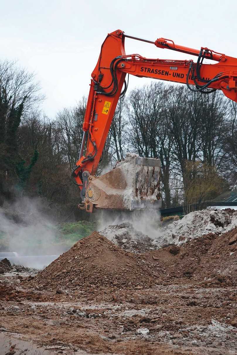 Um den lehmhaltigen Boden auf der Hagener Baustelle später als Füllmaterial der Leitungszone verwenden zu können, wird dieser vor Ort aufbereitet. Dafür wird mit der Separatorschaufel das Aushubmaterial mit Kalk vermischt. | Foto: Simona AG