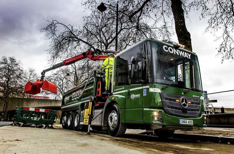 Selten am Bau zu sehen: der Mercedes-Benz Econic-Kipper – gibt es auch schon als eEconic mit Elektroantrieb. | Foto: QUATEX