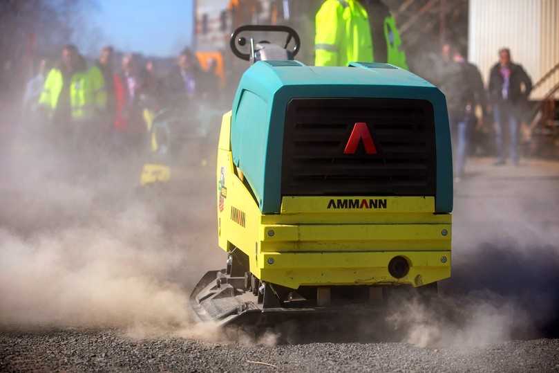 Die APH 85/95 entwickelt in seiner Gewichtsklasse (740 kg) mit maximal 85 kN Zentrifugalkraft und 52Hz Vibrationsfrequenz die höchste Wuchtkraft auf dem Markt. | Foto: Ammann