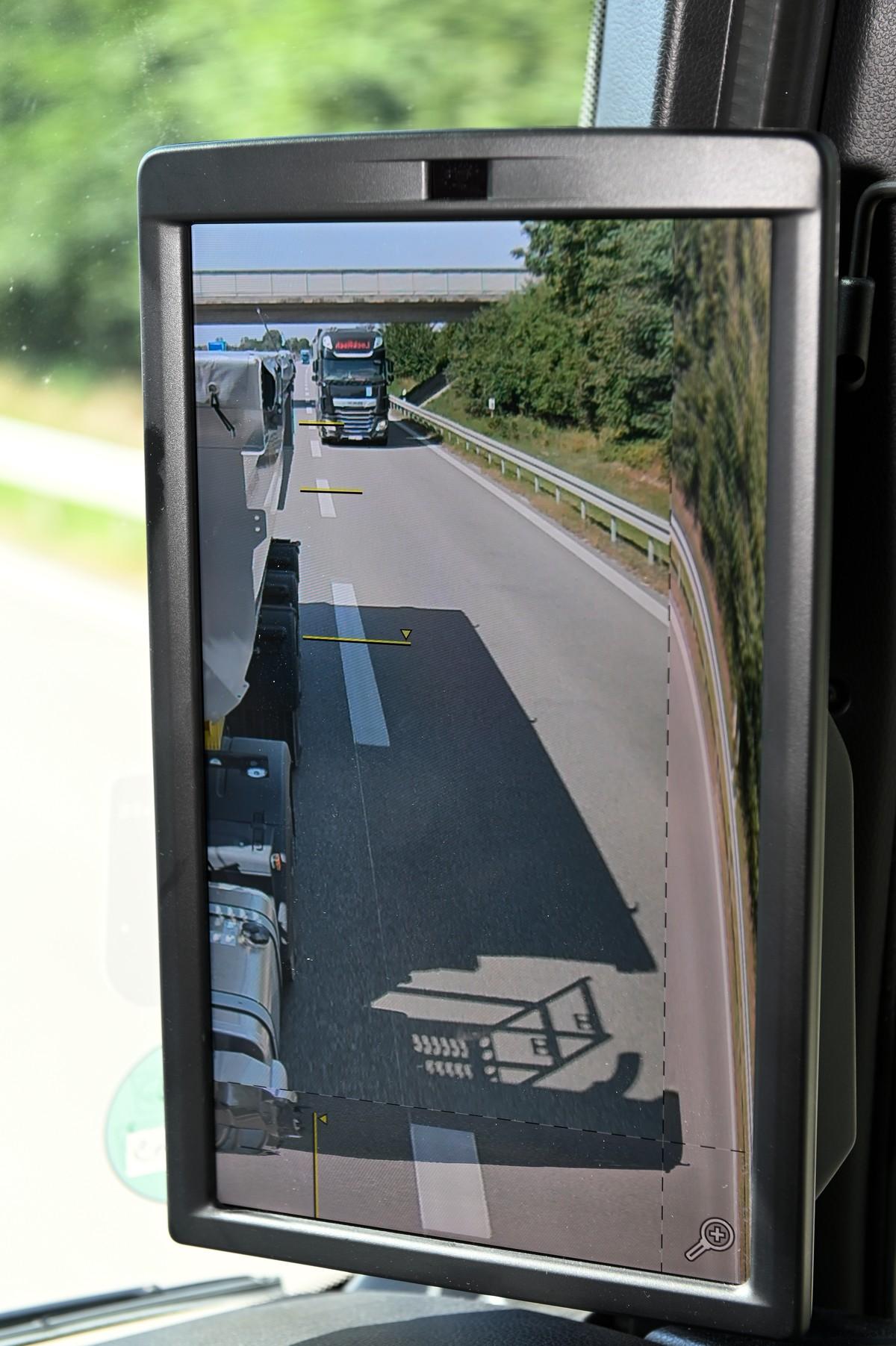 Sind die Hilfslinien im Display korrekt eingestellt, lassen sich die Abstände zum übrigen Verkehr besser einschätzen. | Foto: QUATEX