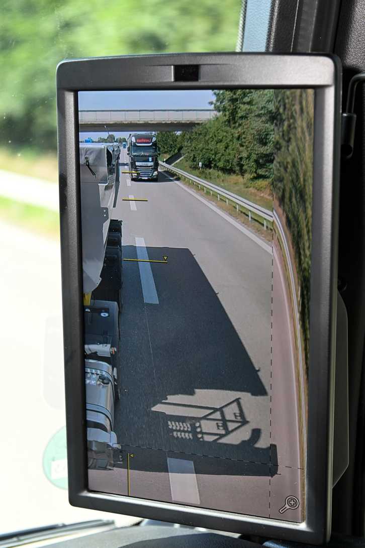 Sind die Hilfslinien im Display korrekt eingestellt, lassen sich die Abstände zum übrigen Verkehr besser einschätzen. | Foto: QUATEX