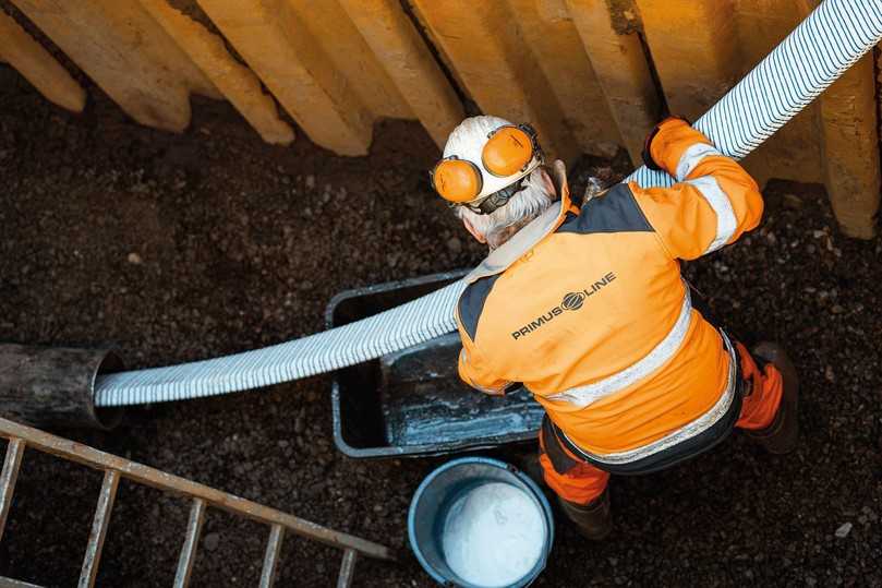 Der Einzug des Primus Liners erfolgt mittels Seilwinde. Bei diesem Projekt wurde die Startgrube mit Spundwänden gesichert, um das Eindringen von Grundwasser zu verhindern. | Foto: Rädlinger Primus Line