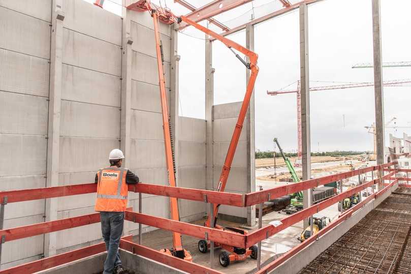 Eine fest installierte Kantensicherung verhindert Abstürze und erhöht die Sicherheit auf der Baustelle. | Foto: Boels Rental Eine fest installierte Kantensicherung verhindert Abstürze und erhöht die Sicherheit auf der Baustelle. | Foto: Boels Rental