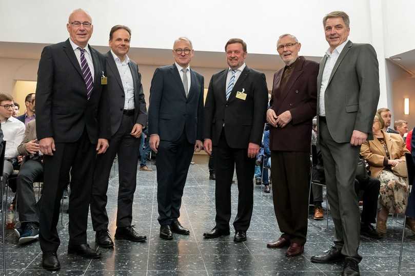 Eröffnung im Lichthof der Jade Hochschule: Dr. Gerrit Volk, Bundesnetzagentur, Dr. Urban Keussen, EWE AG, Prof. Dr.-Ing. Manfred Weisensee, Präsident der Jade Hochschule, Prof. Thomas Wegener, Prof. Joachim Lenz, Stiftung Prof. Joachim Lenz, und Jürgen Krogmann, Oberbürgermeister der Stadt Oldenburg (v.l.). | Foto: iro/Michael Stephan