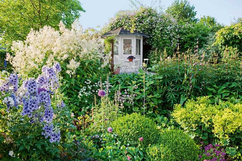 Eines von etlichen Gestaltungsbeispielen: Prachtstauden wie Aconogonon, Delphinium, Astrantia und Veronicastrum bevölkern dieses Gartenidyll. | Foto: Marion Nickig