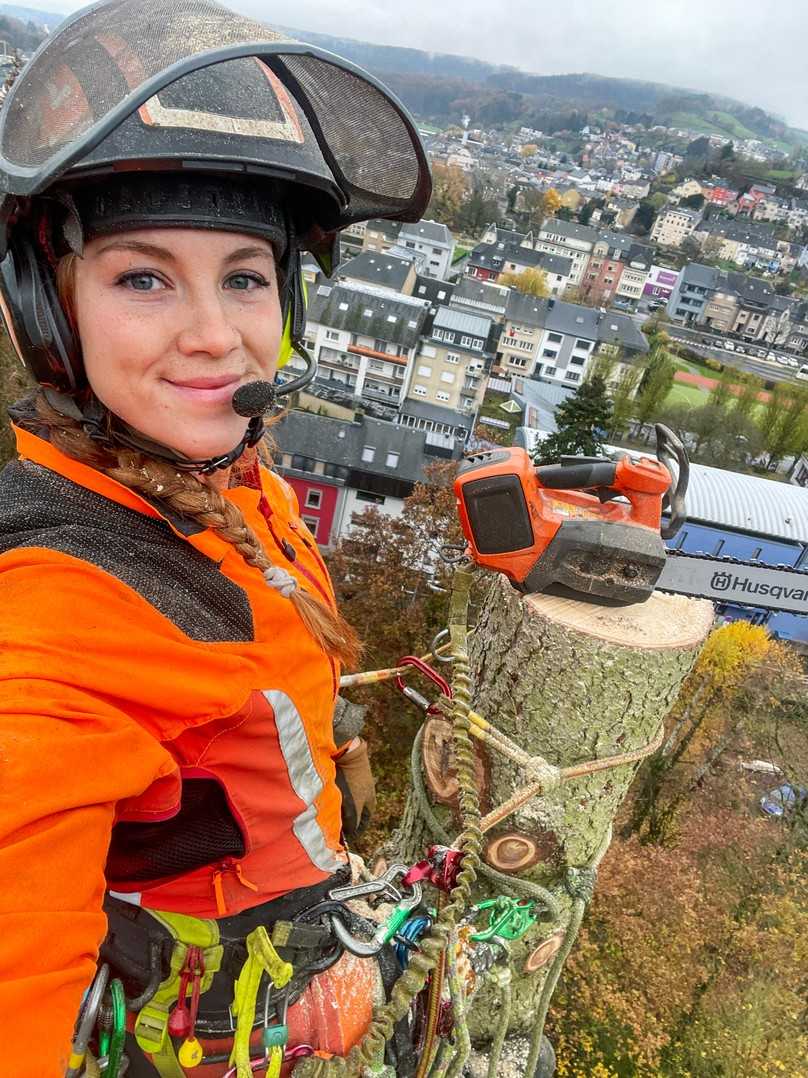 Gute Aussichten: Kein Wunder also, dass sich Kimberley Both als Baumkletterin pudelwohl fühlt: „Ich hoffe, dass ich so lange wie möglich den Beruf ausüben kann.“ | Foto: Husqvarna