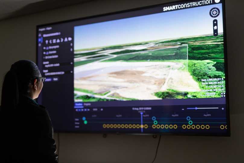 Im „Smart Construction Dashboard“ werden Gelände-, Drohnen- und Maschinendaten visualisiert, um Baufortschritt, Aushub/Einbau, Mengen  und Produktivität bestimmen zu können. So entsteht ein exaktes digitales Abbild der Baustelle, ein digitaler Zwilling. | Foto: Komatsu