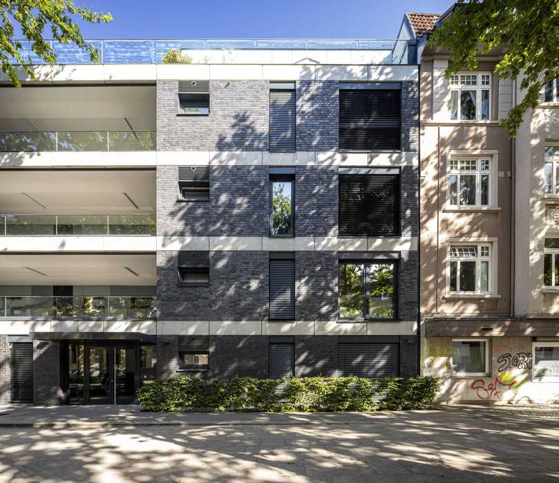 Mit der Ziegelfassade setzt Architekt Claus Caius Pruin einen Kontrast zu den in Putz ausgeführten Wänden in der unmittelbaren Nachbarschaft . | Foto: Vandersanden