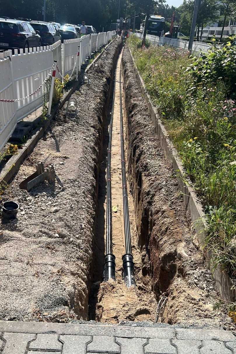 Bei Straßenquerungen wurden vorab Leerrohre eingezogen, um die Leitungen dauerhaft zu schützen. | Foto: Ernst und Ludwig Langguth