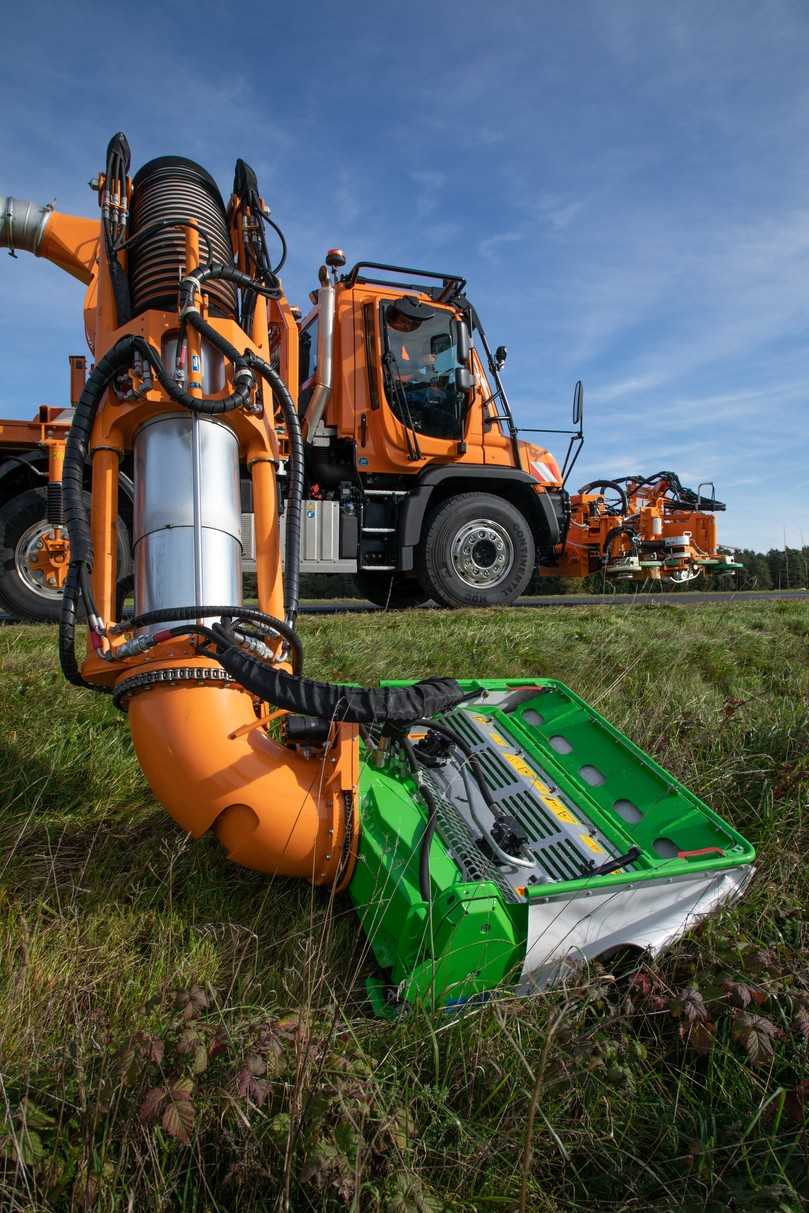 Durch die optimierte Luftführung ohne Sogwirkung vom Gehäuseboden, die erhöhte Schnitthöhe und die reduzierte Abrollfläche sollen Insekten während der Mahd geschont werden. Eine Studie der Uni Hohenheim bestätigt bis zu 80 % weniger Insektenverluste. | Foto: Mulag