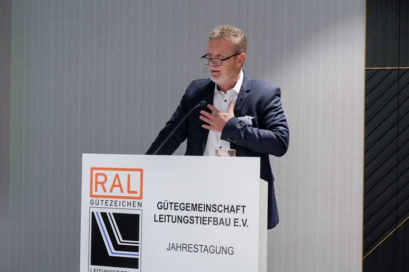 Nach 15 Jahren im GLT-Präsidium trat Karl Jelinski zum letzten Mal vor die GLT-Mitgliederversammlung und verabschiedete sich in den wohlverdienten Ruhestand. | Foto: GLT Nach 15 Jahren im GLT-Präsidium trat Karl Jelinski zum letzten Mal vor die GLT-Mitgliederversammlung und verabschiedete sich in den wohlverdienten Ruhestand. | Foto: GLT