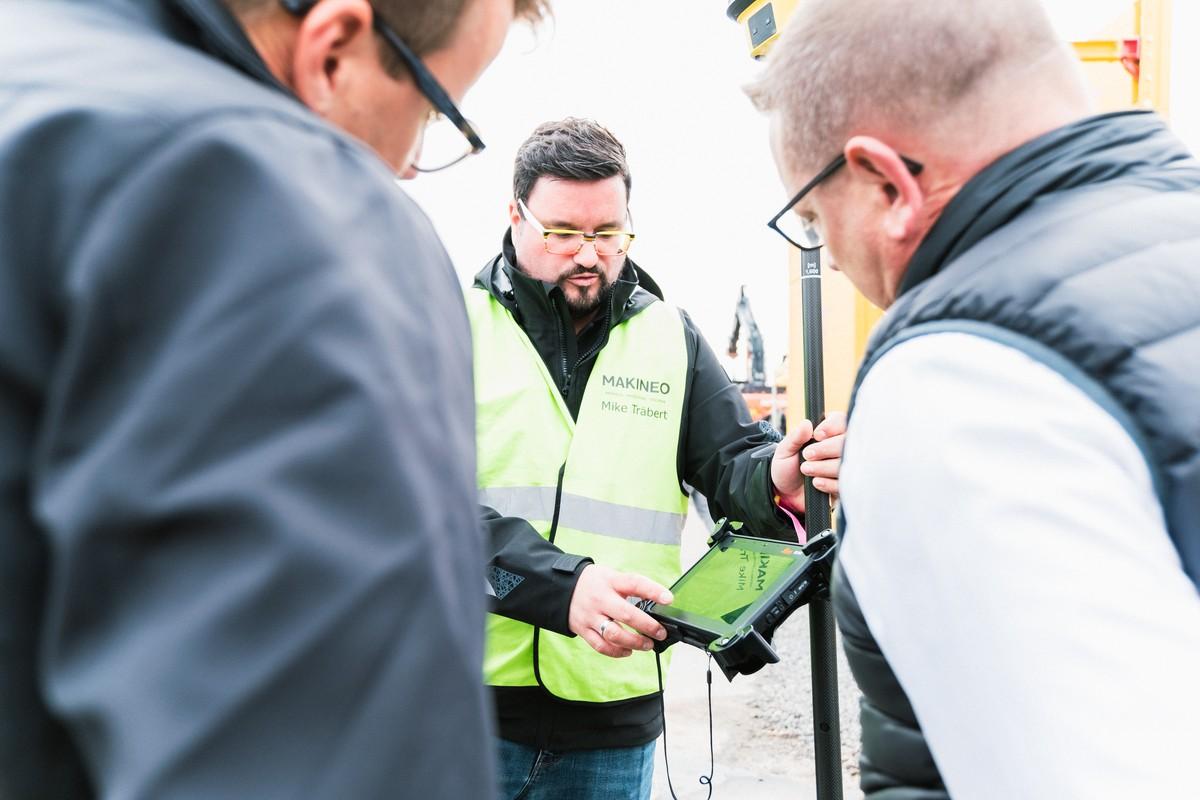 Makineo-Mitarbeiter präsentieren im Coreum moderne Maschinensteuerung und Vermessungstechnologien, die Vermessungsaufgaben in bestehende Arbeitsprozesse integrieren. | Foto: Coreum Makineo-Mitarbeiter präsentieren im Coreum moderne Maschinensteuerung und Vermessungstechnologien, die Vermessungsaufgaben in bestehende Arbeitsprozesse integrieren. | Foto: Coreum