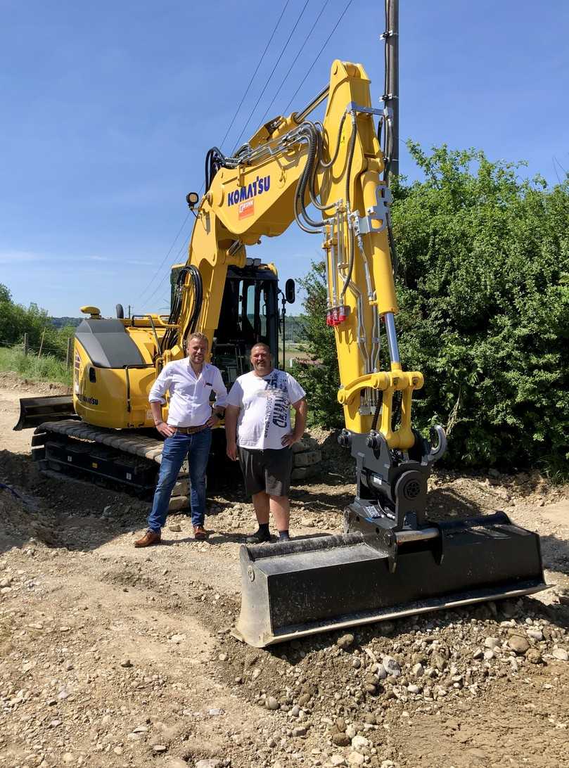 Die kompakte Maschine wird von Einsiedler selber gefahren (V. l.): Christian Klein, Gebietsverkaufsleiter Kuhn Baumaschinen Deutschland mit Hans-Jürgen Einsiedler. | Foto: Kuhn Baumaschinen Deutschland GmbH