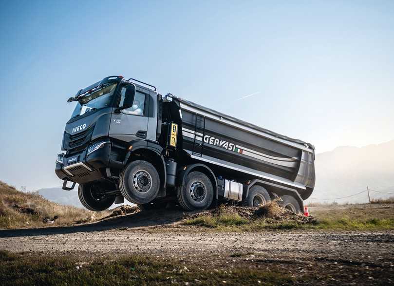 Der robuste Iveco T-Way 8x4-Kipper mit Tagesfahrerhaus macht besonders im schweren Gelände eine gute Figur. | Foto: Iveco