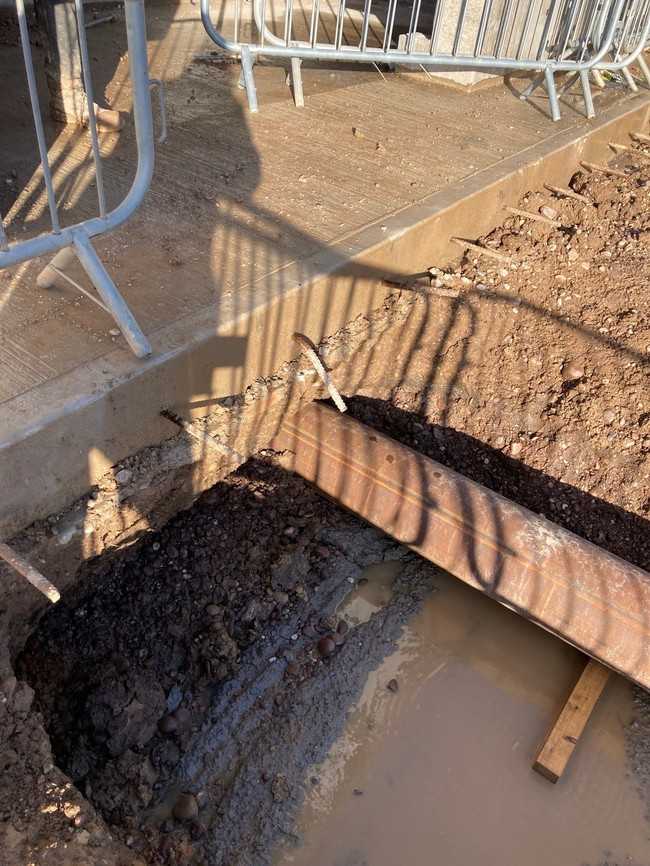 Das 6 m lange Stahlrohr liegt sicher in der Erde, das HD-PE Rohr für die Drainage wurde einfach durchgezogen. | Foto: Tracto-Technik