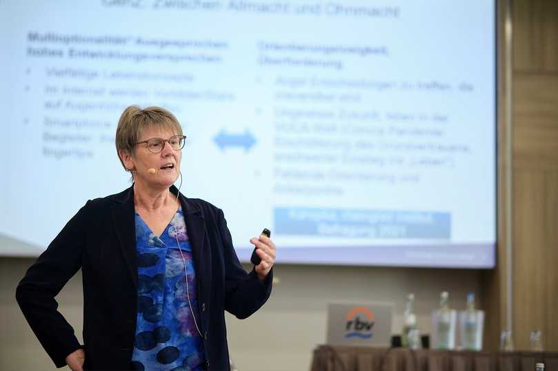Was hat der Leitungsbau mit der Gen Z zu tun? „Eine ganze Menge“, sagt Prof. Dr. Antje Britta Mörstedt von der PFH Private Hochschule Göttingen. | Foto: rbv Was hat der Leitungsbau mit der Gen Z zu tun? „Eine ganze Menge“, sagt Prof. Dr. Antje Britta Mörstedt von der PFH Private Hochschule Göttingen. | Foto: rbv