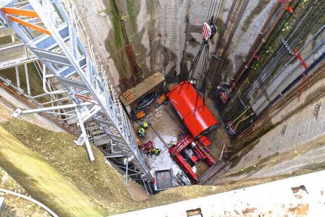 Auf der 27 m tiefen Schachtsohle wird die Vortriebsmaschine „Anita“ für ihren Einsatz eingeschwenkt.