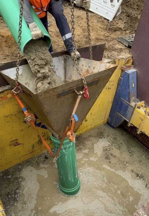 Einfüllung Flüssigboden im Kontraktorverfahren für den Einbau unter Wasser | Foto: Flüssigboden Engineering GmbH Einfüllung Flüssigboden im Kontraktorverfahren für den Einbau unter Wasser | Foto: Flüssigboden Engineering GmbH