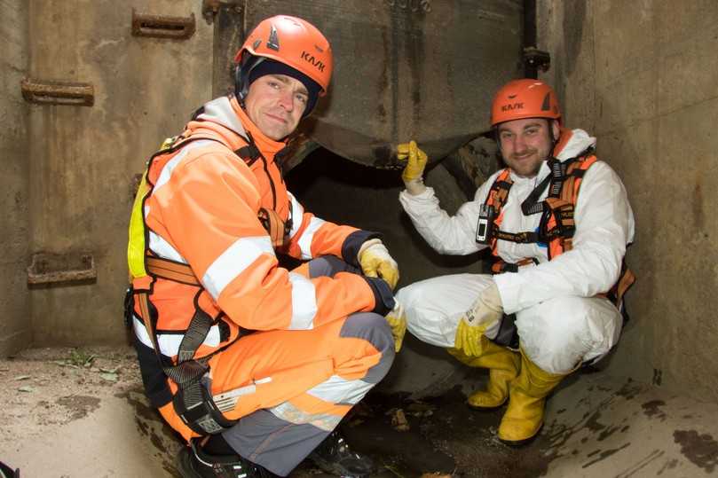 TV-Kanalinspekteur Michael Neumeister (l.) und sein Kollege Chris Volkmann zeigen den Hochwasserschieber im Auslasskanal, der beim nahenden Hochwasser nach dem Brückeneinsturz nicht geschlossen werden konnte. | Foto: Peter Hilbert