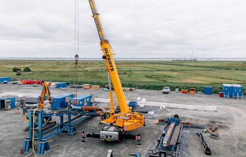 Die Baustelle ‚Am Leuchtturm‘ während des Einbaus des zweiten Casings im Juli 2025 - im Hintergrund das Arbeitsponton im Watt | Foto: Tracto