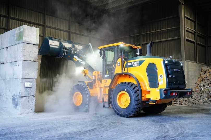 Verladearbeiten in Hallen mit Staubanfall setzen der gesamten Maschine zu. Nach Schichtende werden die Radlader von Horn & Co. RHIM Mineral Recovery daher sorgfältig gewaschen. | Foto: Bohnenkamp Verladearbeiten in Hallen mit Staubanfall setzen der gesamten Maschine zu. Nach Schichtende werden die Radlader von Horn & Co. RHIM Mineral Recovery daher sorgfältig gewaschen. | Foto: Bohnenkamp