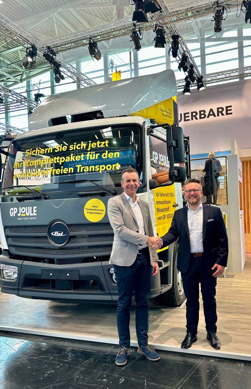 Bernhard Wasner, Geschäftsführer Paul Group (links im Bild) und André Steinau, Geschäftsführer GP Joule Hydrogen besiegeln die Lieferung der wasserstoffbetriebenen PH2P Trucks per Handschlag. | Foto: GP Joule