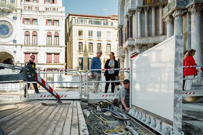 Ein Schutzwall aus Glas bewahrt jetzt das Bauwerk vor Schäden durch Hochwasser. | Foto: Alberto Chiggiato