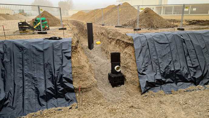 Zwei Sedimentationsanlagen schützen die Rigolen und das Grundwasser vor Sedimenten und Verunreinigungen durch die Verkehrsflächen. | Foto: Fränkische