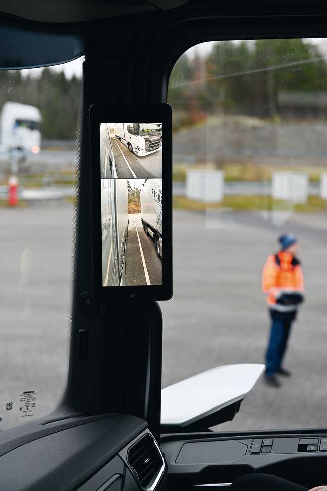 Die Kamerahalter des nachrüstbaren Spiegelersatzsystems befinden sich bei Scania auf Höhe der Türbrüstung. | Foto: Quatex, Scania