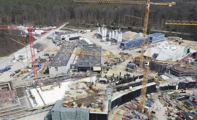 Die drei Euromix-Betonmischanlagen sind jeweils am Rand der beiden Baulose positioniert, um die Rohstofflogistik zu erleichtern. | Foto: D. Fehrenz, GSI/FAIR