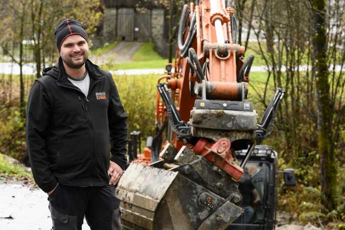 Chris Gruber, Inhaber der Firma Rupert Seer Erdbau, bezeichnet die Produkte von Rototilt als „einfach top“. Drei Bagger des Unternehmens sind heute mit Tiltrotatoren und Anbaugeräten des Premium-Herstellers ausgerüstet. | Foto: Rototilt