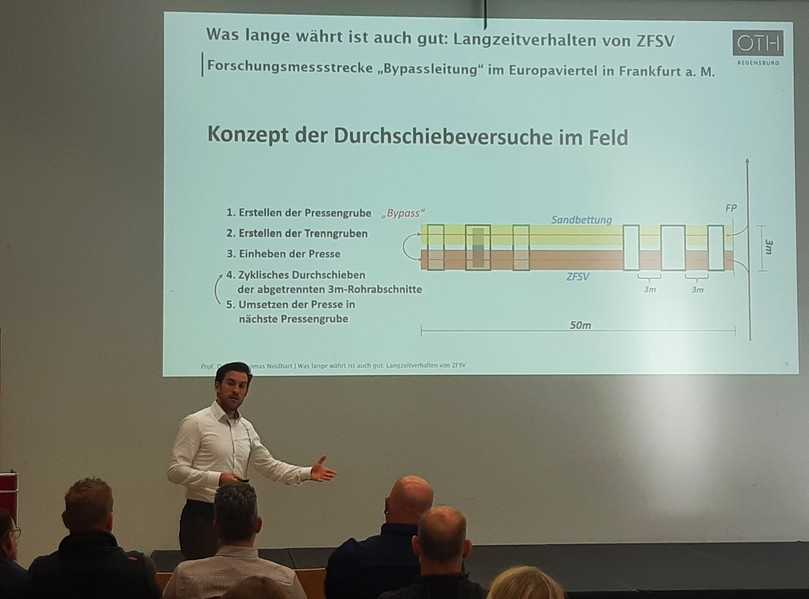 Aus der wissenschaftlichen Perspektive beleuchtete Prof. Dr. Thomas Neidhart von der Ostbayerischen Technischen Hochschule Regensburg, das Langzeitverhalten von Flüssigboden. | Foto: RAL Gütegemeinschaft Flüssigboden Aus der wissenschaftlichen Perspektive beleuchtete Prof. Dr. Thomas Neidhart von der Ostbayerischen Technischen Hochschule Regensburg, das Langzeitverhalten von Flüssigboden. | Foto: RAL Gütegemeinschaft Flüssigboden