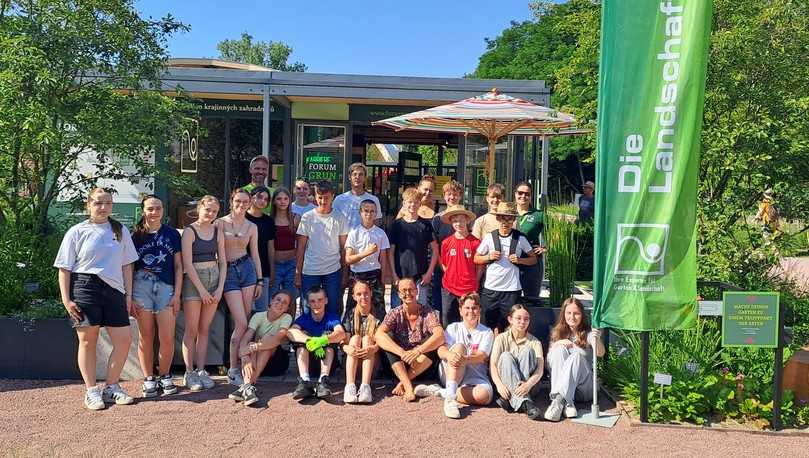 Verlegten das Klassenzimmer ins Grüne: Mädchen und Jungen aus der Grund- und Mittelschule Roding zusammen mit ihrer Lehrerin und dem Team des VGL Bayern auf der Landesgartenschau in Furth im Wald. | Foto: Stefan Schnurer Verlegten das Klassenzimmer ins Grüne: Mädchen und Jungen aus der Grund- und Mittelschule Roding zusammen mit ihrer Lehrerin und dem Team des VGL Bayern auf der Landesgartenschau in Furth im Wald. | Foto: Stefan Schnurer