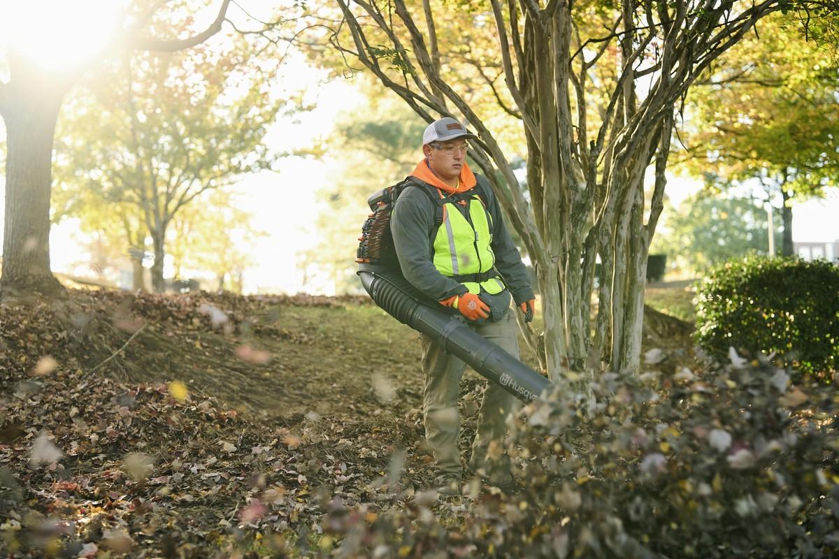 Damit selbst bei längeren Einsätzen keine Müdigkeit auftritt: Laubbläser 590BTS ist mit einem ergonomischen Tragegurt nebst Hüftgurt, einem belüfteten Rückenpolster sowie „LowVib"-Technologie für weniger Vibrationen ausgestattet. | Foto: Husqvarna