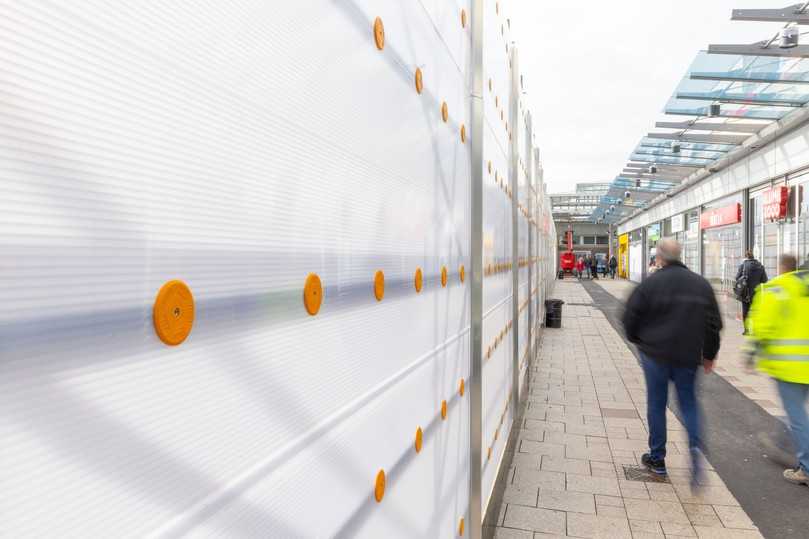 Die blickdichten, aber lichtdurchlässigen Cladding-Paneele erlauben eine vollständige Trennung zwischen Umfeld und Bauwerk. | Foto: Peri Deutschland/Andreas Tausend