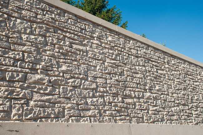 Das Angebot von NOE reicht von Strukturen, die reale Materialien wie Natursteinmauern nachbilden, bis hin zu freien Designs - zu sehen auf der BAU in München. | Foto: NOE Betongestaltung