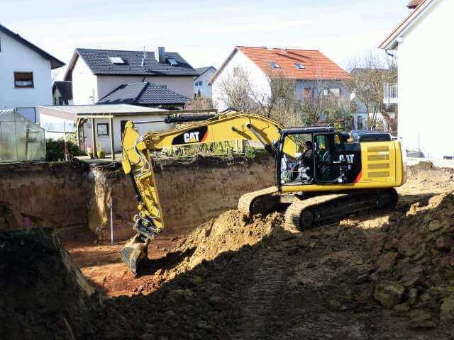 Ein hochgenaues Planum herzustellen, zählte bisher zu den schwierigsten Übungen für den Baggerführer. Mit Caterpillars „Grade mit Assist“ geht das sogar einhändig.