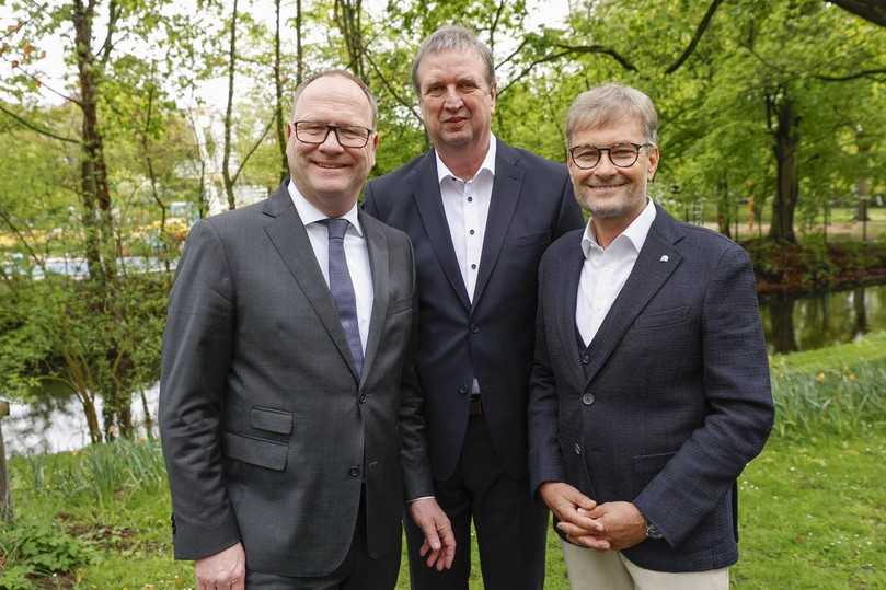 Wurden einstimmig und ohne Enthaltung in ihren Ämtern bestätigt: rbv-Präsident Dr. Ralph Donath und die beiden Vizepräsidenten Andreas Burger (r.) sowie Hartmut Wegener (m.). | Foto: rbv