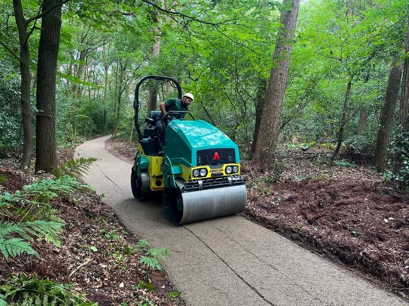 Eine Tandemwalze ersetzte die Vibrationsplatten, die der GaLaBau-Betrieb üblicherweise auf Gehwegen einsetzt. | Foto: Ammann