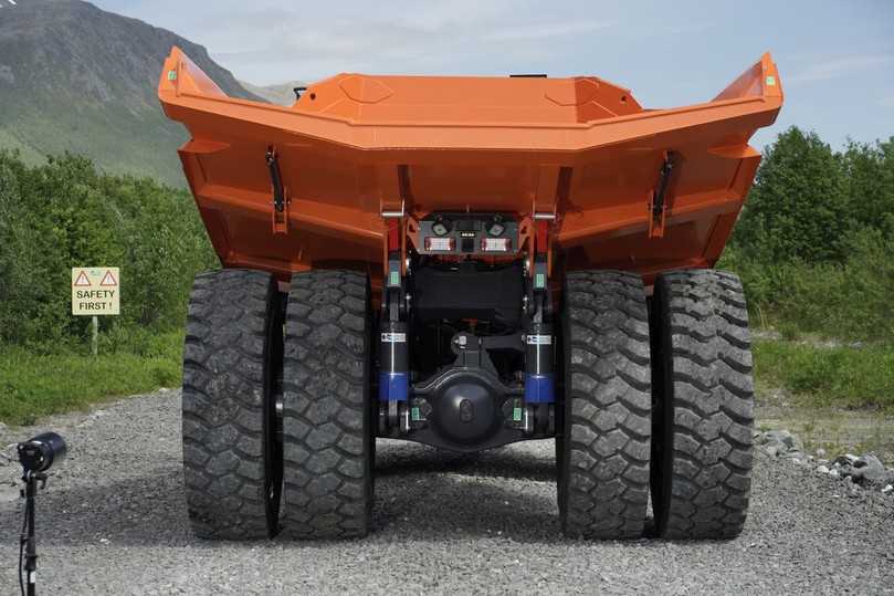 Von hinten ein Starrrahmen-Muldenkipper: Zwillingsbereifung hinten und die spezielle „Steinbruch-Mulde“ weisen den 4x4 DA45-7 als Steinbruch-Sonderlösung aus. | Foto: Doosan