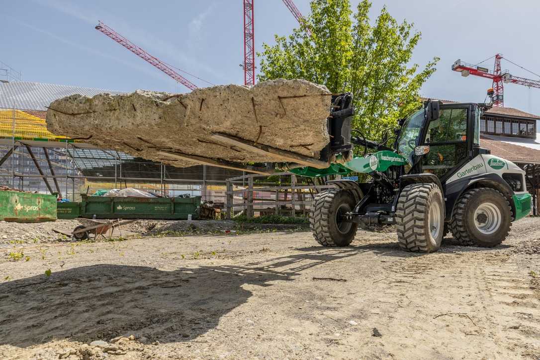 Der neue V7-HW Radlader von Yanmar ist bei Lüscher Gartenbau-Baumschulen im Einsatz