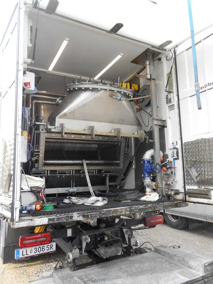 Auffädeln des Druckliners in die Inversionstrommel | Foto: Swietelsky-Faber GmbH Auffädeln des Druckliners in die Inversionstrommel | Foto: Swietelsky-Faber GmbH